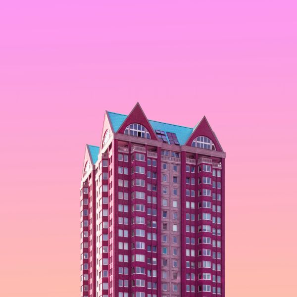 Wolkenkratzer vor pinkem Himmel