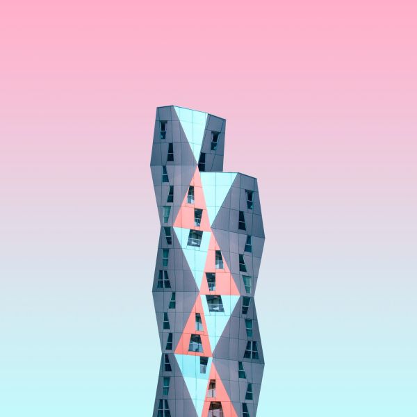 Moderne Architektur vor rosa Himmel